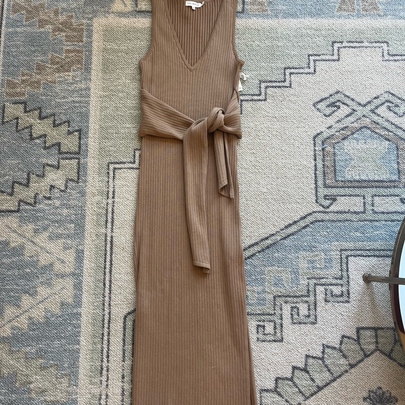 Sleek and simple Good American dress for all occasions. Taupe ribbed-knit. - Picture 5 of 7